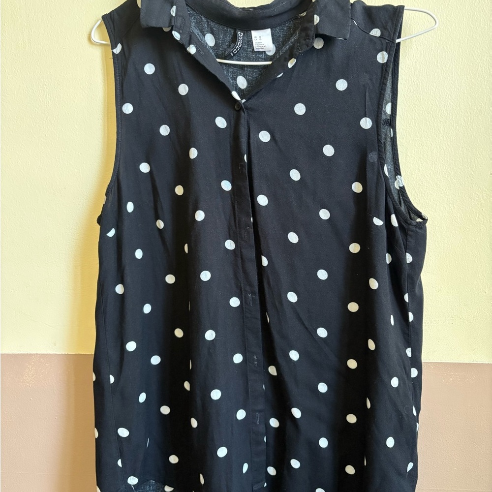 Divided Sleeveless Black Blouse with White Polka Dots